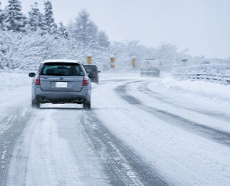 積雪した高速道路の写真